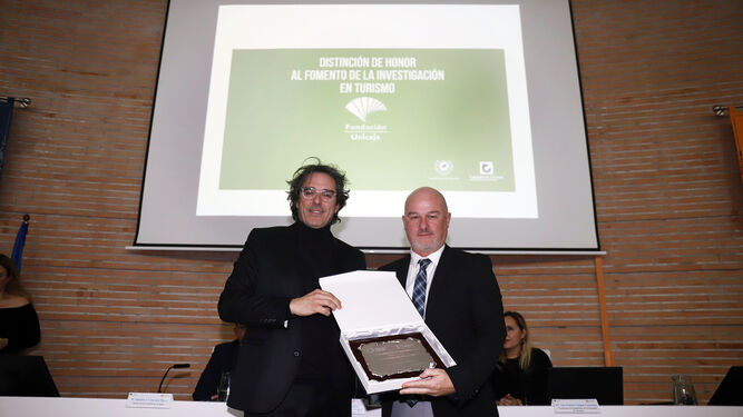 La Facultad de Turismo de la UMA distingue a la Fundación Unicaja por su contribución a la protección del yacimiento de Acinipo en Ronda.