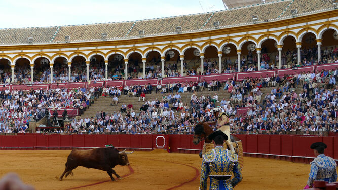 Momento del puyazo al toro de El Pilar que deja este premio a Carbonell.