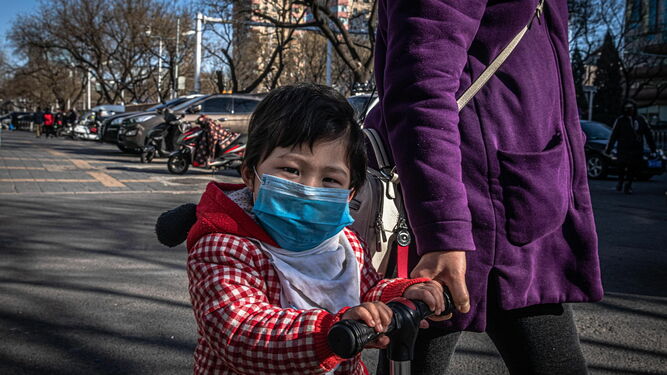 Un niño con mascarilla en Pekín