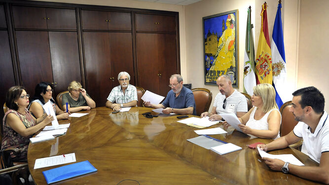 Miembros de La Plazoleta reunidos con la alcaldesa, en el anterior mandato.