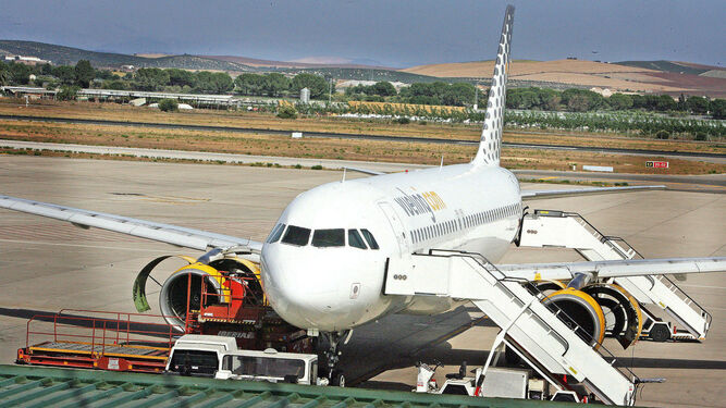 Un avión en la plataforma del aeropuerto de Jerez.