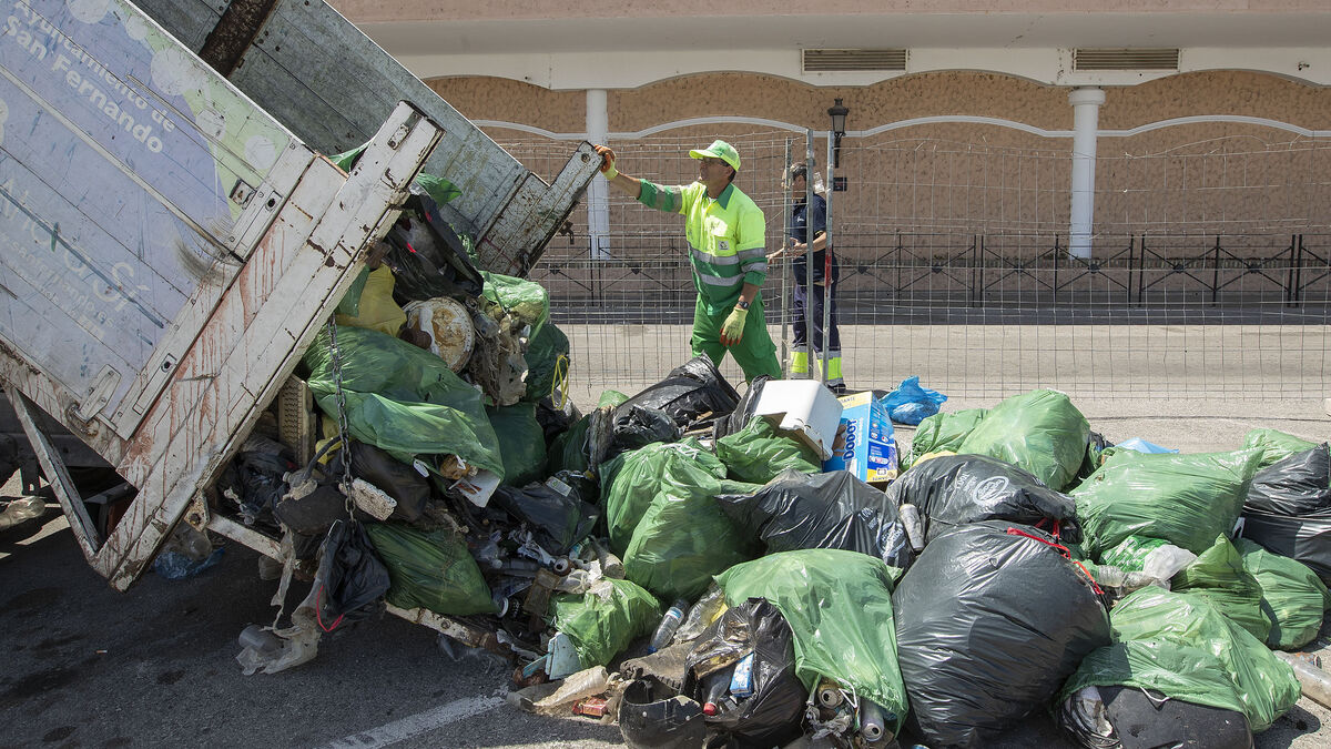 Un operario de los servicios de recogida de residuos, en plena faena.