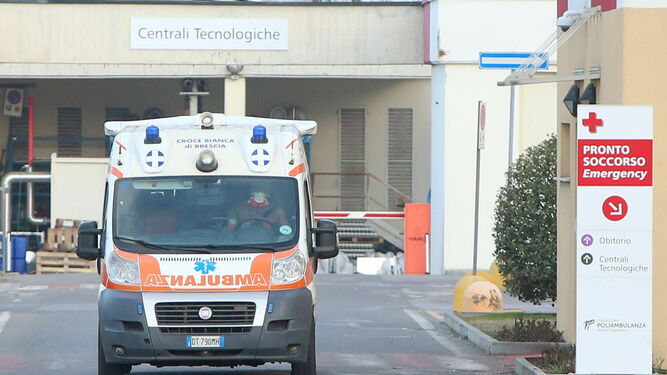 Una ambulancia transita las inmediaciones del hospital de Brescia, en el norte de Italia.