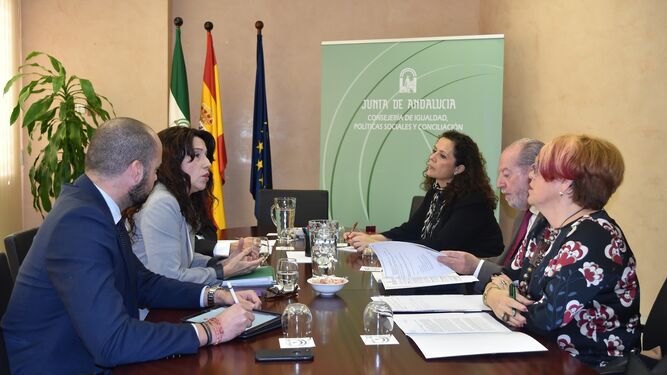 La consejera de Igualdad, Rocío Ruiz, reunida ayer con el presidente de la FAMP, Fernando Rodríguez Villalobos.