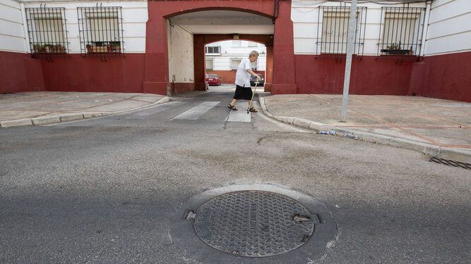 Imagen de una arqueta de saneamiento en la barriada Bazán.