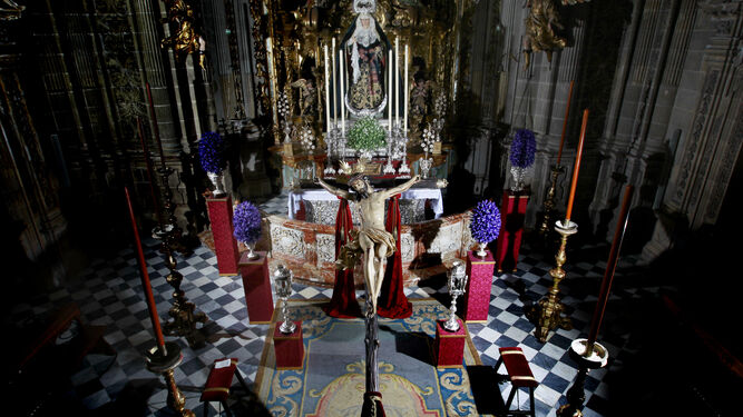 Santo Crucifijo de la Salud en función de besapiés en San Miguel.
