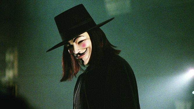 Imagen de 'V de Vendetta', la película que adaptó el cómic de Alan Moore; la careta de su personaje es hoy usada para todo tipo de protestas contra el sistema.