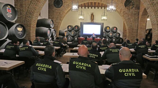 Agentes de la Guardia Civil en la jornada técnica de formación celebrada en la sede del Consejo Regulador