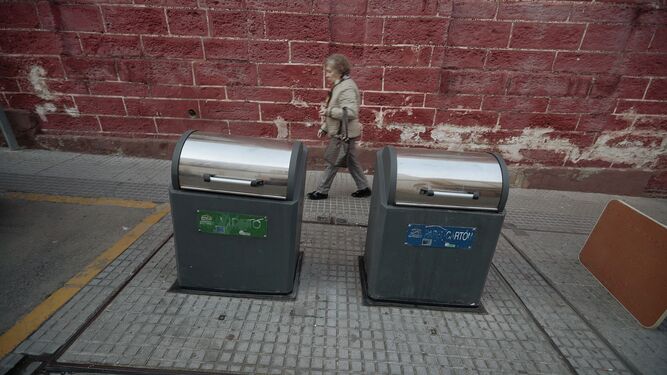 Contenedores de basura para la recogida selectiva, en la calle Tomás del Valle.