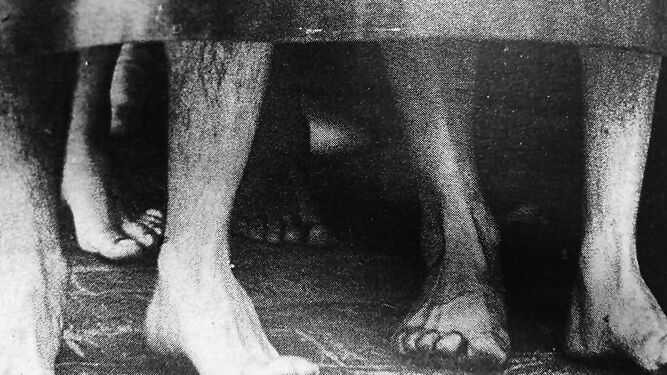 Pies descalzos bajo los faldones de una cuadrilla al completo en 1990.