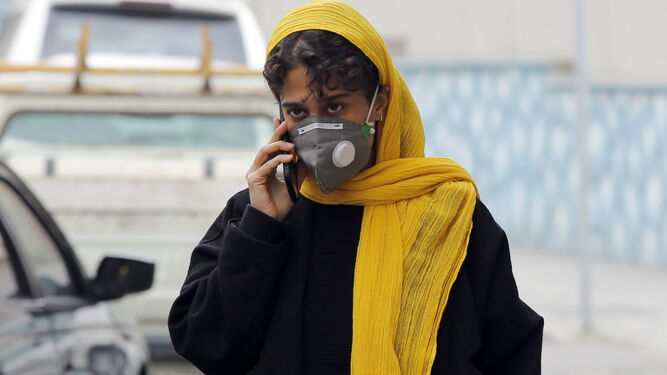 Una mujer iraní porta una mascarilla