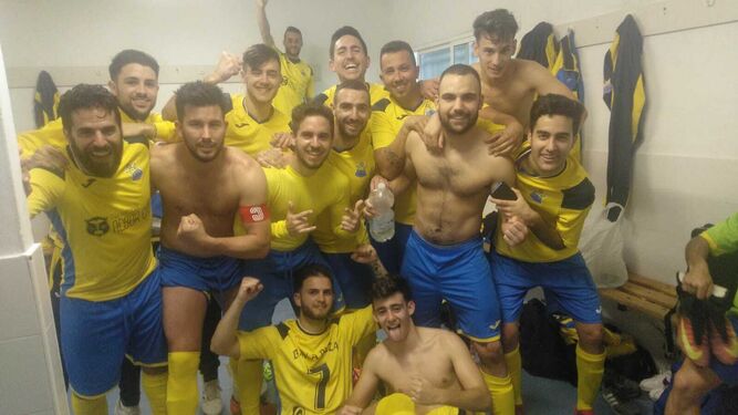Los futbolistas de El Torno, celebrando en el vestuario la victoria de la anterior jornada en Barbate.