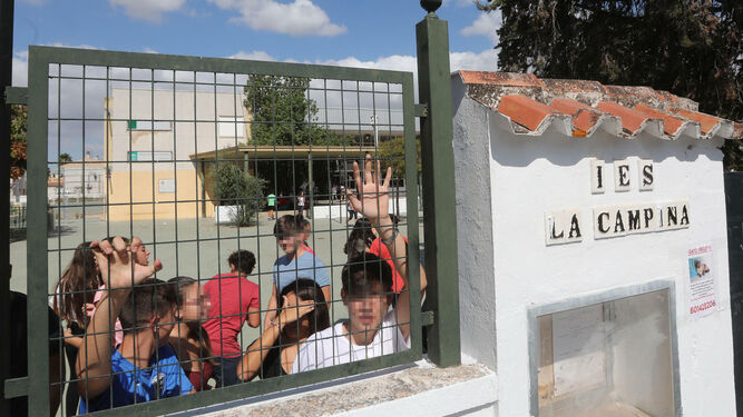 Algunos alumnos en el IES La Campiña de Guadalcacín.