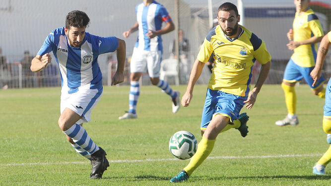 Güiza y Antoñito, pugnando por un balón en el derbi de la primera vuelta en La Juventud.