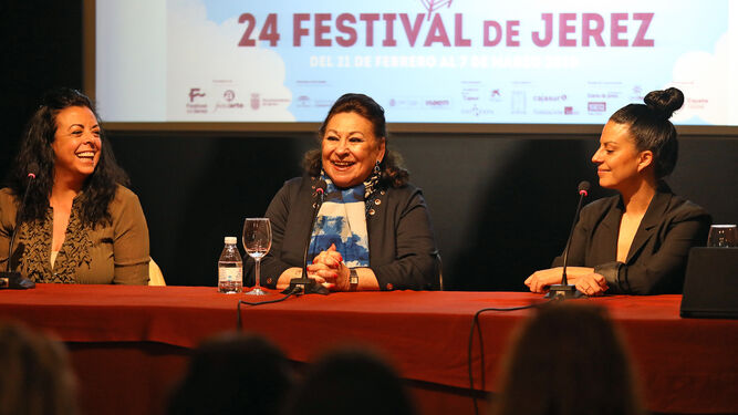 María Vargas, Mercedes de Córdoba e Hiniesta Cortés, ayer en San Ginés.