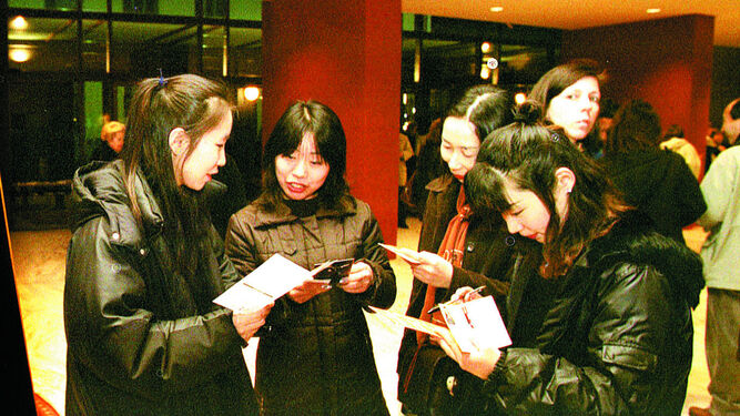 Turistas japonesas revisan el programa del Festival de Jerez en una pasada edición.