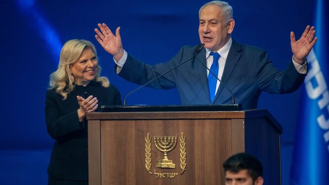 Netanyahu celebra junto a su esposa la victoria del Likud en los comicios del pasado 2 de marzo.