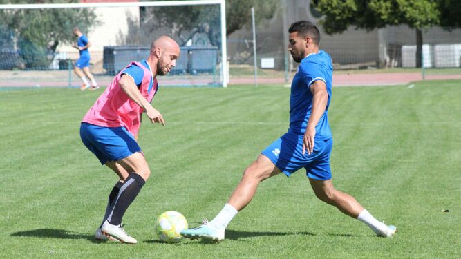 Casares y Joaqui luchan por un balón en el regreso a los entrenamientos en el Pepe Ravelo.