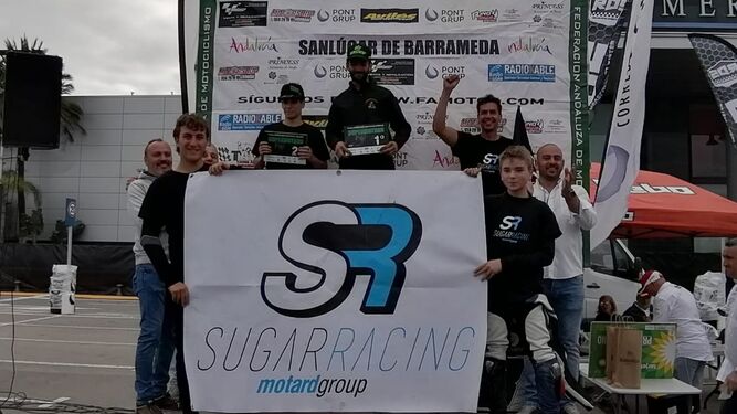 Otra imagen del podio con los pilotos del Sugar Racing.