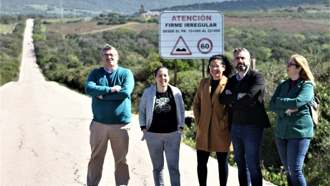 El alcalde de Benalup (segundo por la derecha), fotografiado junto a los portavoces municipales de AxSí, IU, PP y PSOE ante un cartel que informa del firme irregular en la carretera del Castaño.