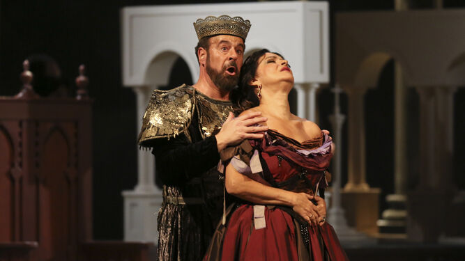 Carlos Álvarez y Nancy Fabiola Herrera, durante la representación de ‘La favorita’ en el Teatro Cervantes