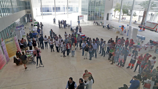Alumnos en el interior del campus de Jerez.