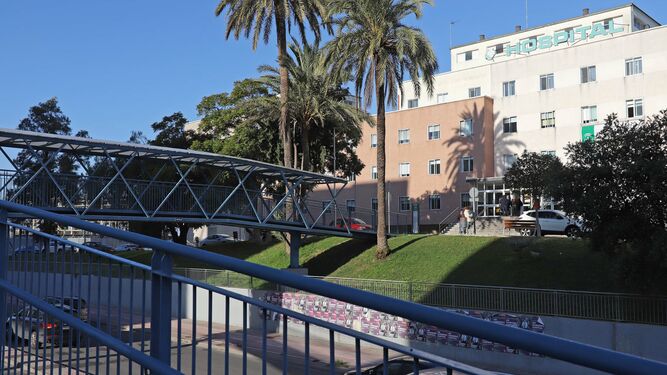 La fachada del hospital de Jerez, desde la pasarela peatonal.