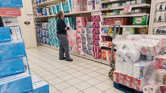 Una trabajadora repone ayer papel higiénico en un supermercado de la ciudad.