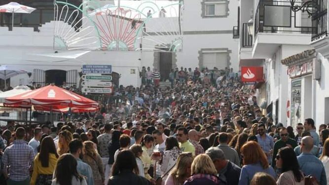 La Fiesta de la Independencia reúne a miles de personas en las calles de la localidad.