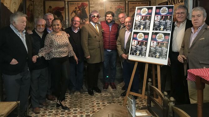 Foto de familia tras la presentación del cartel de las 'Noches de La Plazuela'