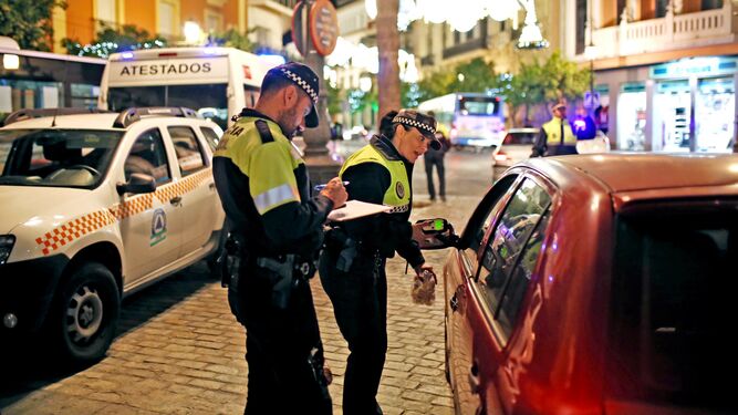 Policías locales, durante un control en el centro de Jerez. Vanesa Lobo