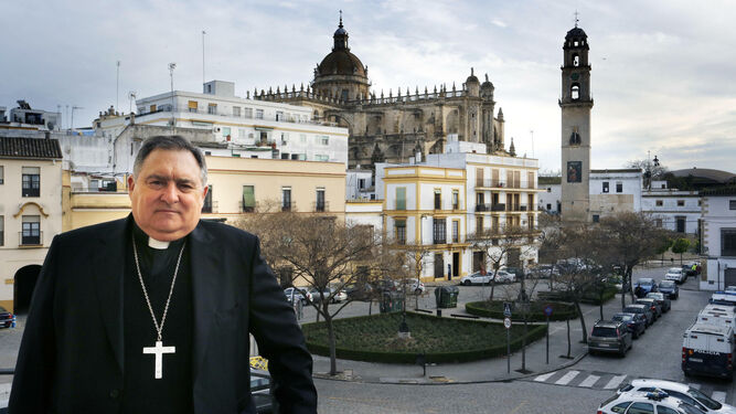 El obispo, en la Casa de la Iglesia con la Catedral de Jerez al fondo.