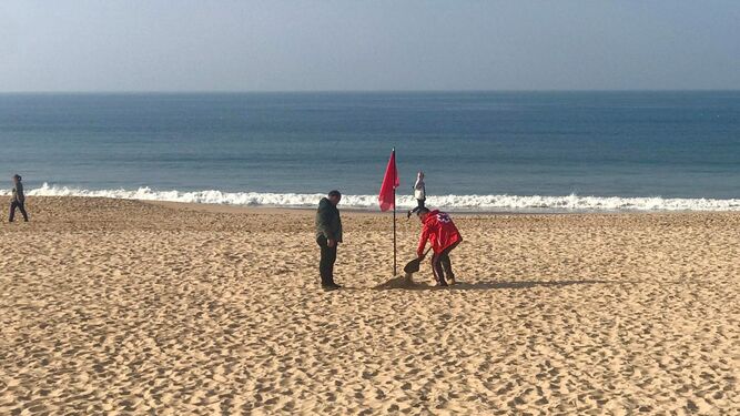 Colocación de bandera roja en la playa de la Barrosa, Chiclana de la Frontera (Cádiz)