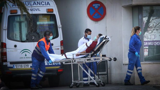 Personal sanitario durante el traslado este sábado de un paciente al hospital de Jerez