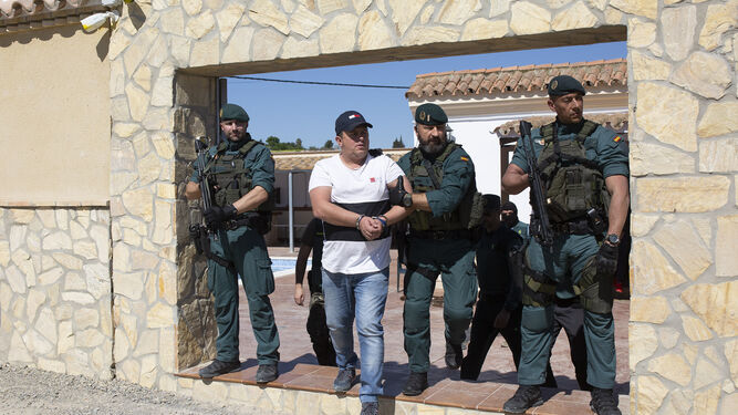 Agentes de la Guardia Civil deteniendo en Trebujena esta semana a varios integrantes de una red que operaba en Cádiz, Sevilla y Málaga.
