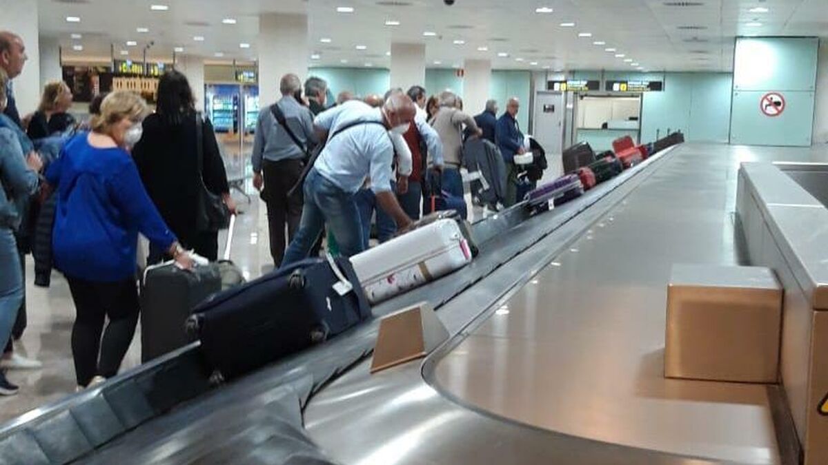Afectados recogen las maletas en el aeropuerto de Barcelona.
