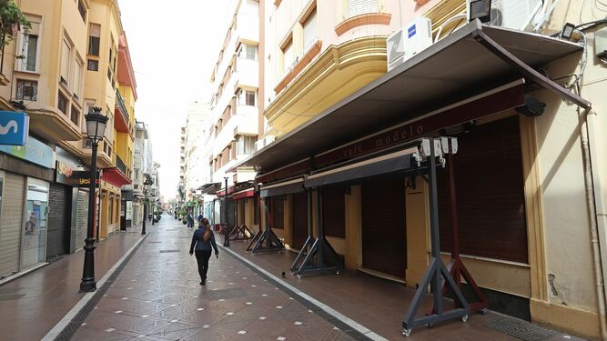Establecimientos cerrados en una calle de Algeciras