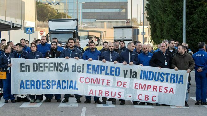 Trabajadores del CBC de El Puerto de Santa María en una protesta contra los recortes laborales.