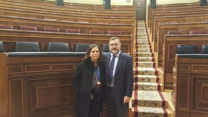 Carlos Zambrano, hace algunas semanas en el Congreso de los Diputados junto a su esposa, Ángela Mulas, que es parlamentaria andaluza por la provincia de Cádiz.