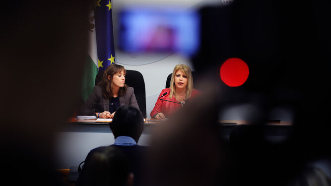 La alcaldesa, Mamen Sánchez, y la delegada de Recursos Humanos, Laura Álvarez, durante una rueda de prensa.