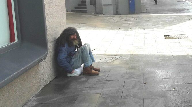 Una persona sin techo en la plaza del Arenal.