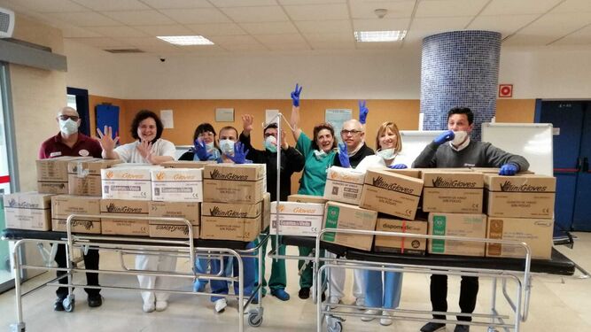 El personal sanitario con lotes de material donados ayer al hospital por la empresa Roansa S.L.