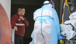 Un vigilante de seguridad en la puerta de urgencias del Hospital de Jerez