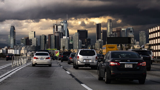Tráfico más ligero de lo habitual en Los Ángeles tras el decreto de la medida.