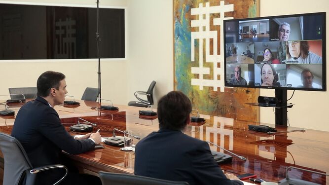 Pedro Sánchez y el ministro de Sanidad hablan, por videoconferencia, con el comité científico.