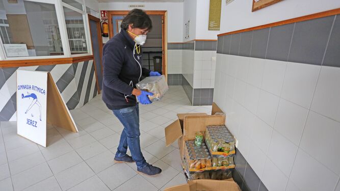 Un operario traslada una de las donaciones de alimentos que serán almacenadas en el Kiko Narváez.