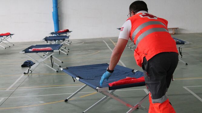 Preparativos de Cruz Roja en el albergue provisional de San Fernando, hace unos días.