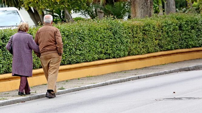 Una pareja de mayores paseando por&nbsp; la avenida &Aacute;lvaro Domecq