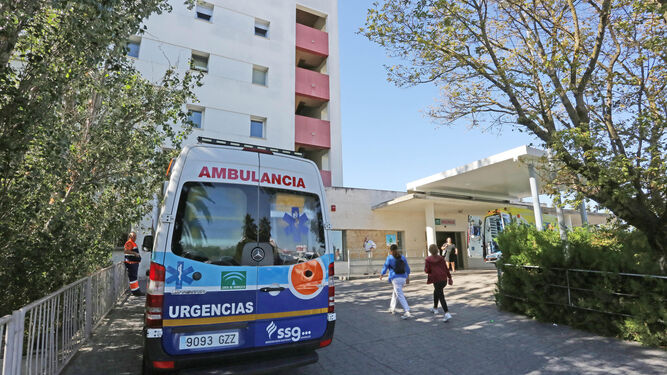 Una ambulancia junto a las Urgencias del hospital de Jerez.