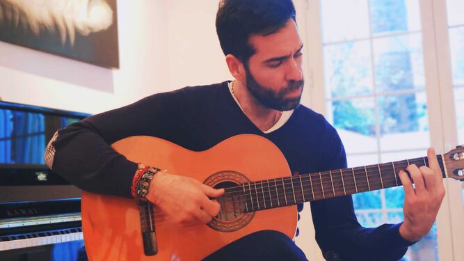 El tenor jerezano Ismael Jordi recupera la guitarra durante estos días de confinamiento en Jerez.